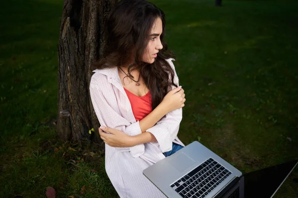 Kobieta z laptopem siedzi na trawie technologia biznesu — Zdjęcie stockowe