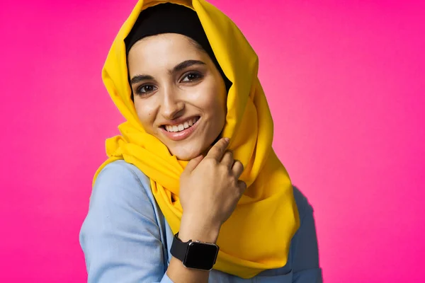 拥有智能手表技术的穆斯林女性，背景为粉色 — 图库照片