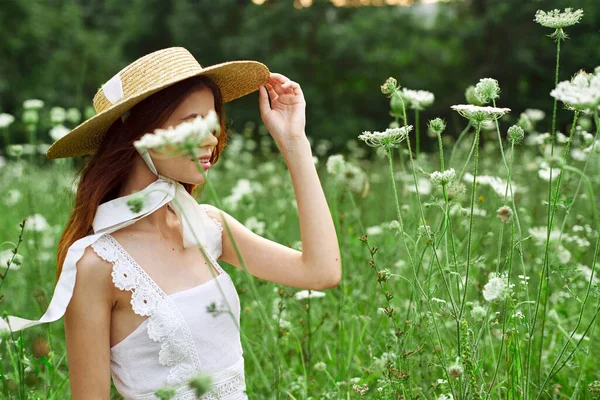 Vrouw met hoed witte jurk bloemen natuur ontspanning — Stockfoto