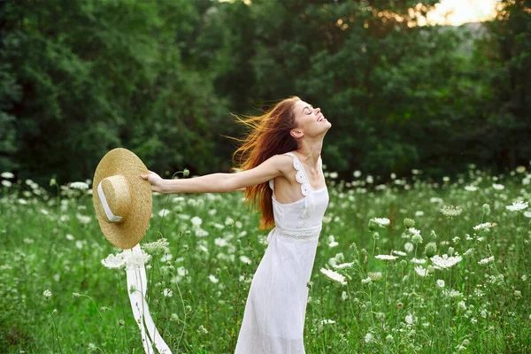 Vrolijk vrouw in een veld buiten bloemen frisse lucht vrijheid — Stockfoto