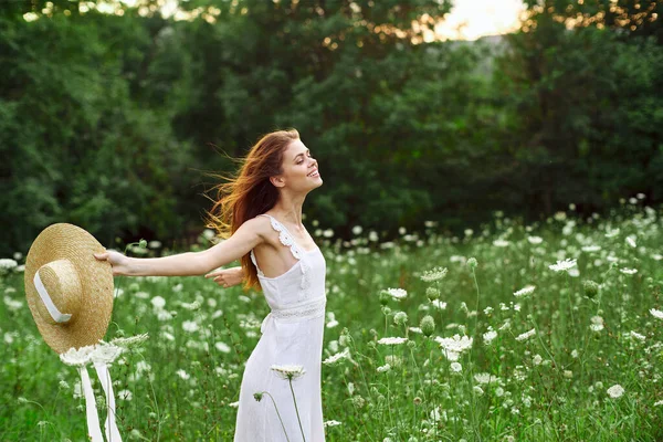 Donna allegra in un campo all'aperto fiori libertà aria fresca — Foto Stock