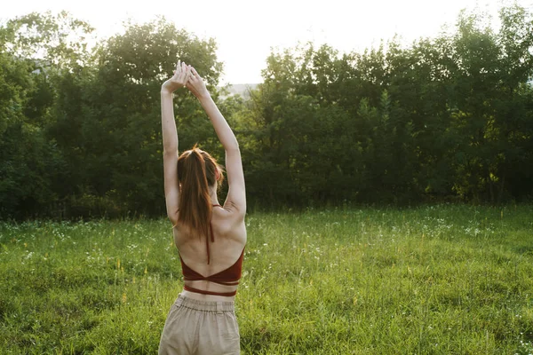 Kadınlar açık havada eğlence yazları temiz hava