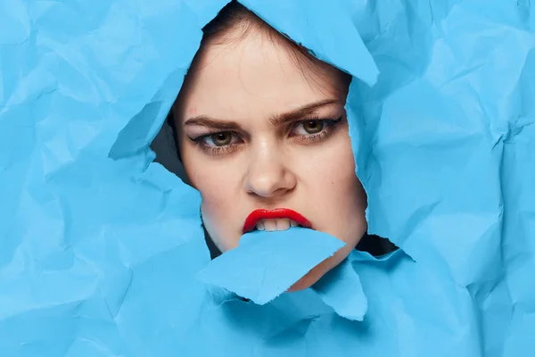Cara femenina fondo azul labios rojos maquillaje emociones — Foto de Stock