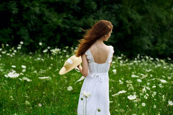 Woman in white dress hat nature field flowers — Stock Photo, Image