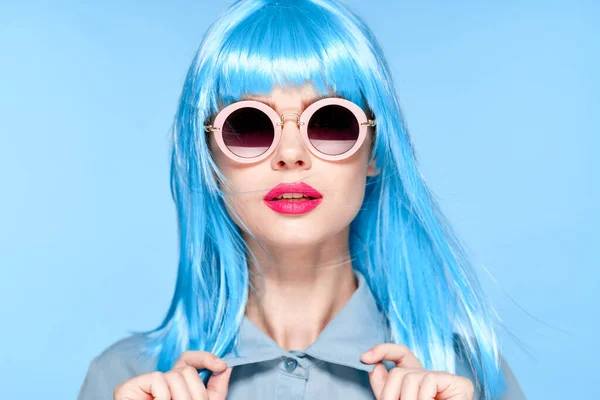 Vidám nő visel napszemüveg kék paróka csillogás modell — Stock Fotó