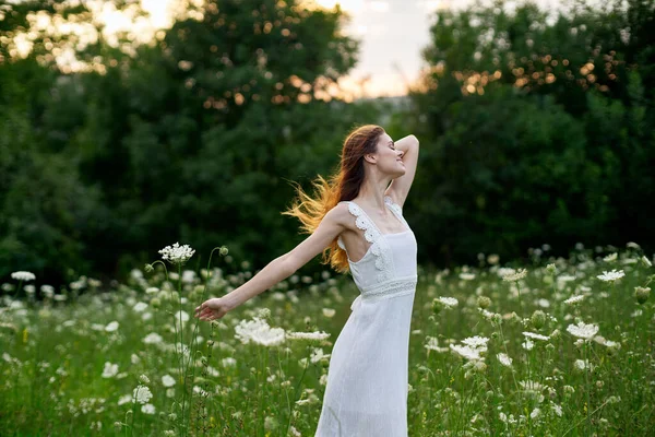 Mujer en vestido blanco posando danza naturaleza verano — Foto de Stock