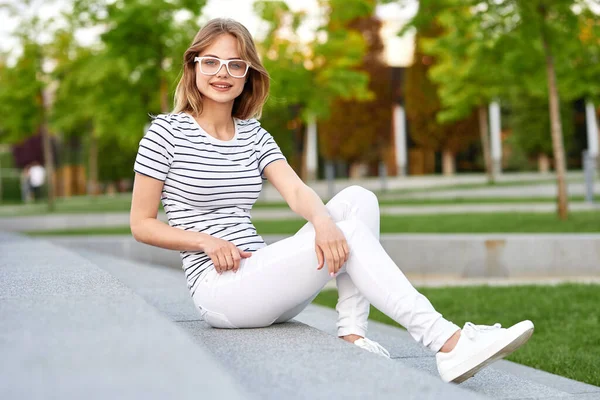 Güzel bir kadın açık havada temiz hava yaşam tarzıyla yürür.