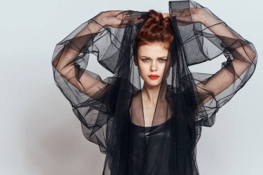 Çekici bir kadın. Siyah elbise modası.