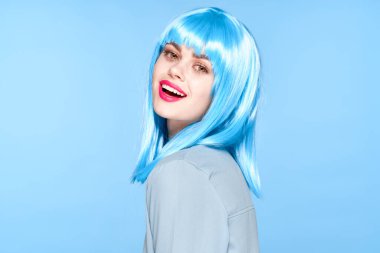 Mor peruklu, kırmızı dudaklı, ışıltılı moda eğlencesi