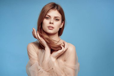 Neşeli kadın saç stili eğlencesi kozmetik moda izole edilmiş arka plan