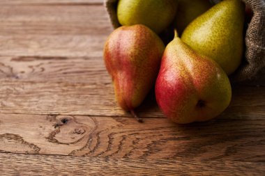 Ahşap masa üzerindeki armutlar yakın plan tarım vitaminleri.