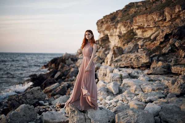 Γυναίκα σε φόρεμα βραχώδεις πέτρες τοπίο ωκεανός φύση σιλουέτα — Φωτογραφία Αρχείου