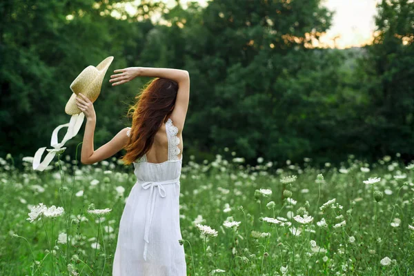 Jolie femme dans un champ dans la nature robe blanche air frais — Photo