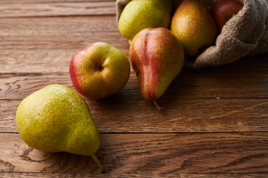 Ahşap masa üzerindeki armutlar yakın plan tarım vitaminleri.