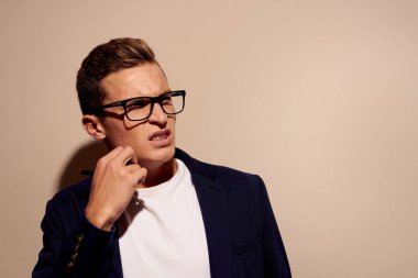 Elinde bej arkaplanı olan bir yönetici