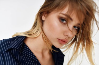 Yakından poz veren güzel sarı saç modeli.