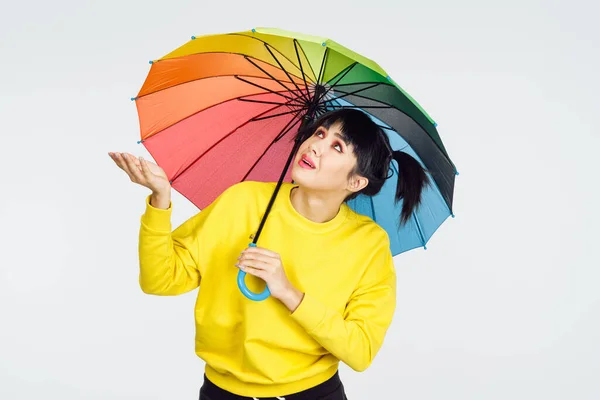 多色の傘の楽しそうなポーズのファッションを持つ女性 — ストック写真