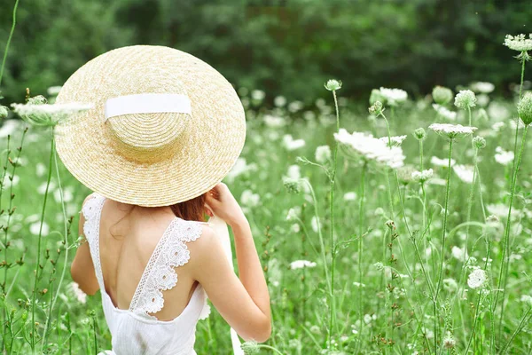 Femeie în pălărie natura flori mers pe jos de agrement stil de viață — Fotografie, imagine de stoc