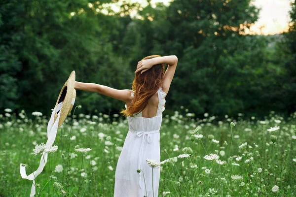 Jolie femme dans un champ dans la nature robe blanche air frais — Photo