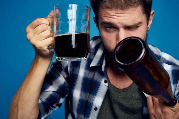 Бородатый человек пивной алкоголь эмоции весело изолированный фон — стоковое фото