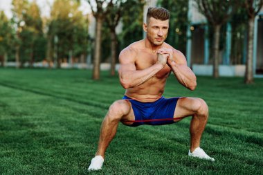 Parkın spor salonunda şişkin vücutlu atletik bir adam.