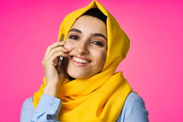 Mujer musulmana usando tecnología de comunicación telefónica hijab fondo rosa —  Fotos de Stock