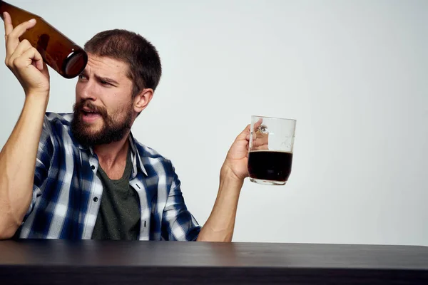 Бородатий чоловік алкоголізм проблеми емоції депресія ізольований фон — стокове фото