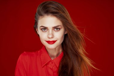 Kırmızı gömlekli kadın moda kırmızı dudaklı eğlence