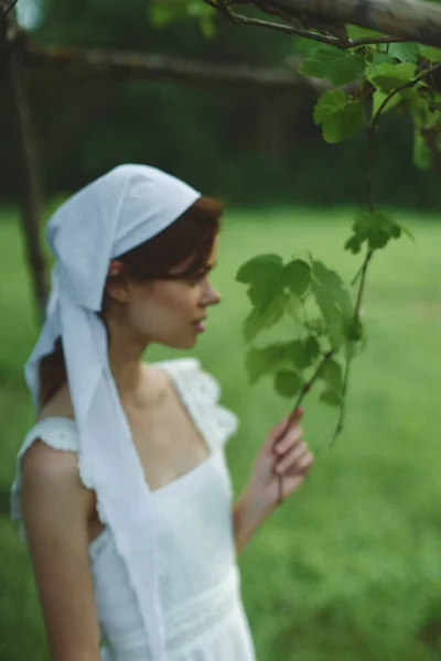 Femme en plein air dans jardin campagne écologie nature — Photo