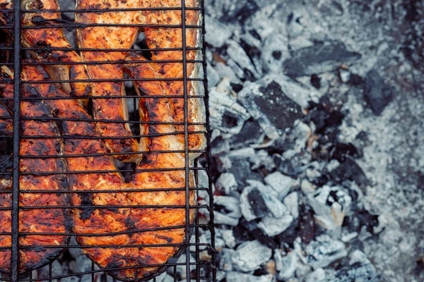 Μαγείρεμα ψάρια σε εξωτερικούς χώρους μπάρμπεκιου close-up κάρβουνο γεύμα — Φωτογραφία Αρχείου