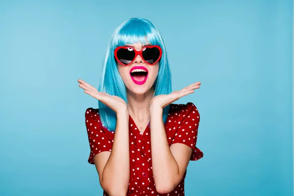 Эмоциональная женщина синий парик солнцезащитные очки позируя моды — стоковое фото