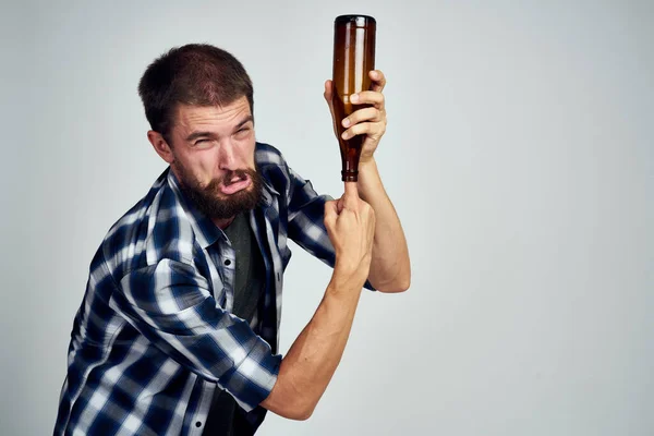 Homem barbudo alcoolismo problemas emoções depressão luz fundo — Fotografia de Stock