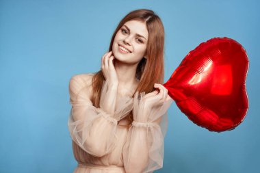 Güzel kadın kırmızı kalp balonun ellerinde izole edilmiş arka plan