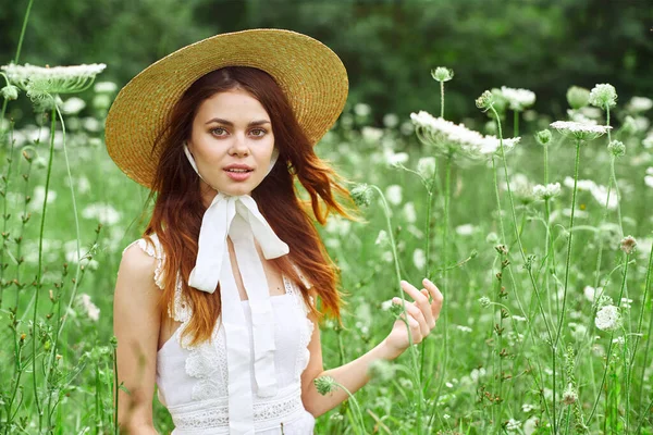 Bella donna con cappello campo natura fiori aria fresca — Foto Stock