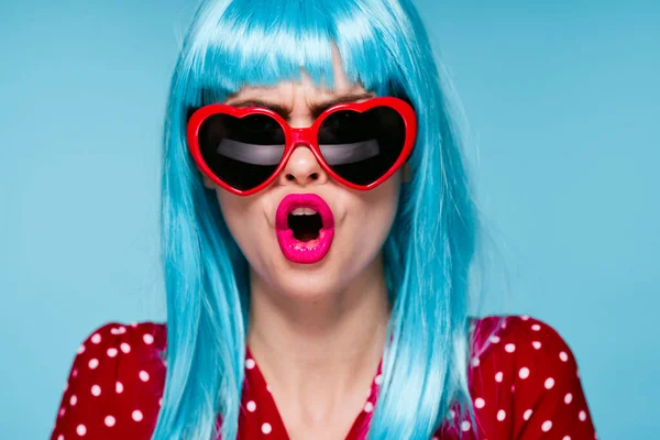 Эмоциональная женщина синий парик солнцезащитные очки позируя моды — стоковое фото