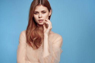 Bir kadının portresi saç stili eğlencesi kozmetik moda izole edilmiş arka plan