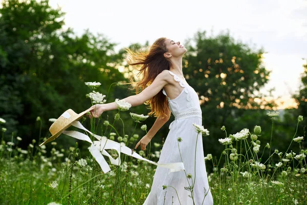 Kvinna i vit klänning blommor frihet gå frisk luft — Stockfoto