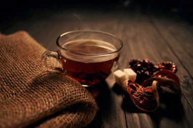 Kahvaltı geleneği olarak bir fincan sıcak çay.