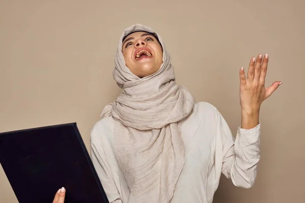 Mujer musulmana con tecnología de aprendizaje de trabajo portátil —  Fotos de Stock