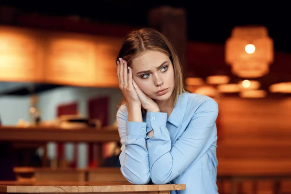 Affärskvinna på café på sommaren utomhus på semester — Stockfoto