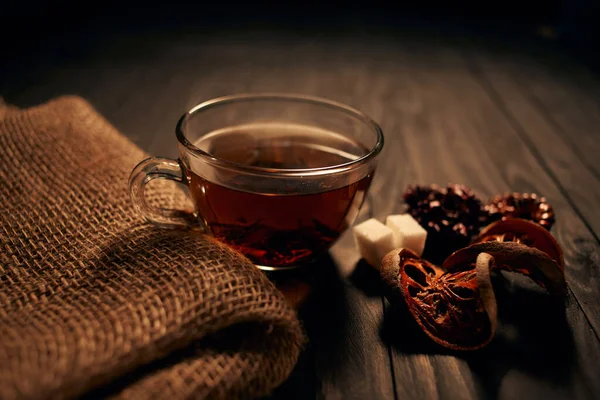 Чашка горячего чая как утренняя традиция завтрака — стоковое фото