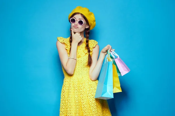 Усміхнена жінка з різнокольоровими сумками позує ізольований фон — стокове фото