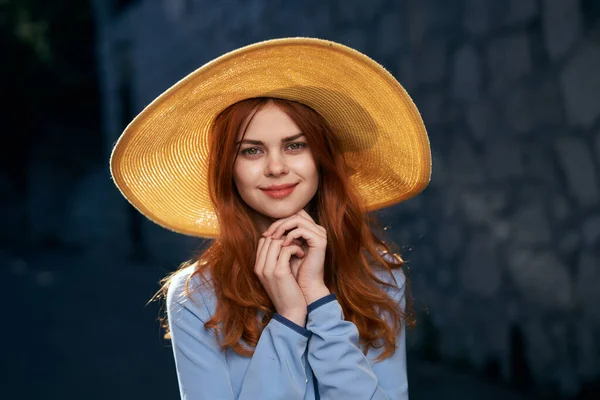 Симпатичная женщина в желтой шляпе выходит на улицу, чтобы повеселиться — стоковое фото
