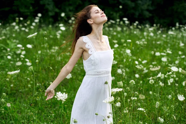 Mujer alegre al aire libre flores libertad verano naturaleza — Foto de Stock