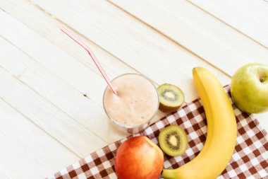 Taze meyve kokteyli kahvaltı tatlı organik ahşap arka plan