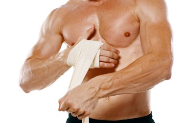 Atletik erkek çıplak gövde, boksör spor, bandajlı kol.