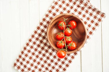 Mutfak malzemeleri, salata, kırmızı domates manzarası yukarıdan.