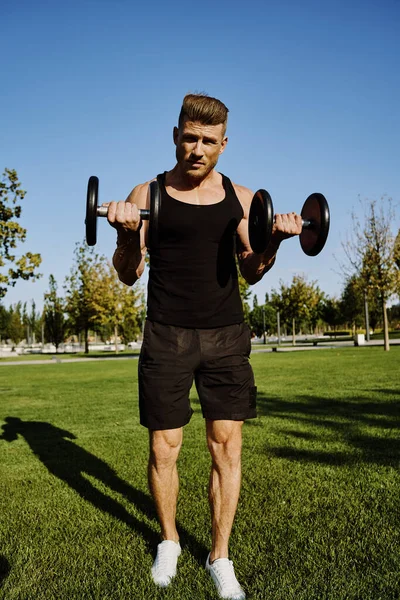 Sport maschio parco allenamento fitness esercizio manubri — Foto Stock