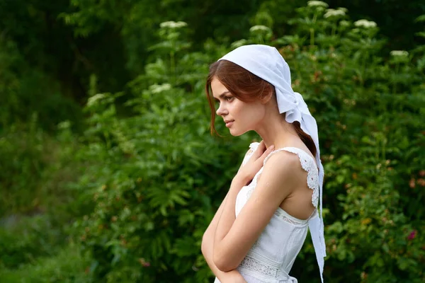 Femme en robe blanche dans le village à l'extérieur Herbe verte Agriculteur — Photo