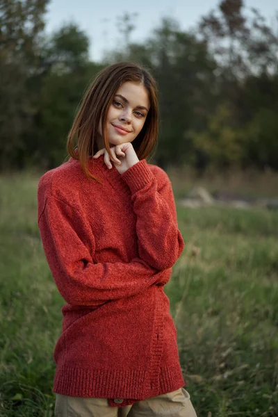 Mulher camisola vermelha fresco ar natureza romance — Fotografia de Stock